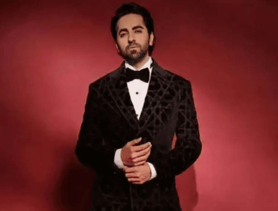 Kolaborasi Perdana YRF dan Posham Pa Pictures, Ayushmann Khurrana Siap Bintangi Film "Mupapa" yang Rilis Februari 2027 Courtesy: filmfare.com Aktor Ayushmann Khurrana dipastikan akan menjadi pemeran utama dalam film terbaru berjudul Mupapa. Proyek ini menandai kolaborasi perdana di layar lebar antara rumah produksi raksasa Yash Raj Films (YRF) dan Posham Pa Pictures, yang dikenal sebagai salah satu kreator paling progresif di industri hiburan India saat ini. Kerja sama kreatif ini bertujuan untuk menghadirkan pengalaman teatrikal yang inovatif, imersif, dan segar bagi penonton masa kini, dimulai lewat proyek Mupapa. Kemitraan strategis ini sejalan dengan visi Aditya Chopra untuk membangun model bisnis kreatif baru di bawah kepemimpinan CEO YRF, Akshaye Widhani. Melalui model studio ini, Akshaye bertindak langsung sebagai produser. Proyek Mupapa sendiri menjadi film kedua yang diproduseri oleh Akshaye setelah kesuksesan besar film romantis Saiyaara yang disutradarai oleh Mohit Suri dan memecahkan rekor sebagai film romantis terlaris dalam sejarah perfilman India. Mupapa dirancang sebagai film bioskop yang mendobrak batasan genre serta menjanjikan pengalaman visual yang sepenuhnya baru. Ayushmann Khurrana, yang selama ini dikenal selalu memilih konten-konten inovatif sebagai ciri khasnya, akan memimpin proyek yang siap memacu adrenalin dan membuat penonton tegang sejak awal ini. Di kursi sutradara, film ini akan diarahkan oleh Sameer Saxena, salah satu produser sekaligus sutradara terkemuka di India. Sameer merupakan bagian dari Posham Pa Pictures bersama para mitra kreatif lainnya seperti Biswapati Sarkar, Saurabh Khanna, dan Amit Golani. Secara individu maupun tim, mereka telah sukses melahirkan berbagai proyek yang mendapat pujian kritis, di antaranya serial populer Kaala Paani dan Maamla Legal Hai