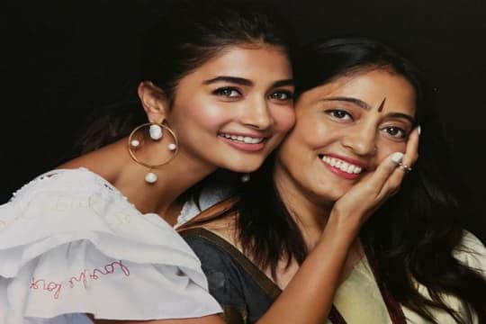 Rayakan Ulang Tahun Ibunya, Pooja Hedge Sebut Ibu Sumber Inspirasinya