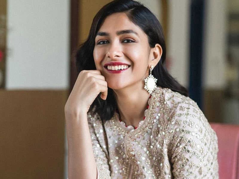 Unggah Foto Menangis, Mrunal Thakur Diduga Depresi