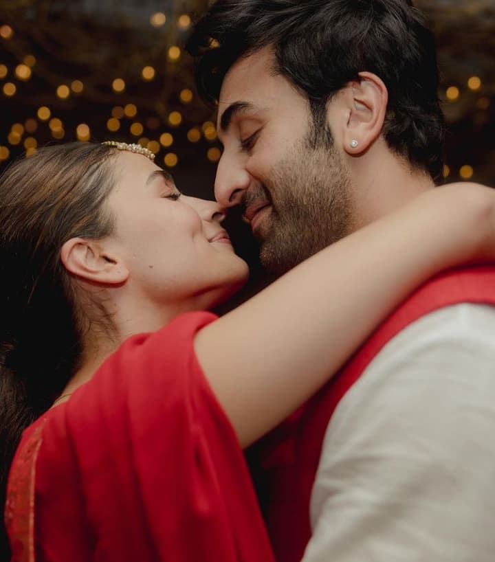 So Sweet, Alia Bhatt & Ranbir Kapoor Rayakan Satu Bulan Pernikahan