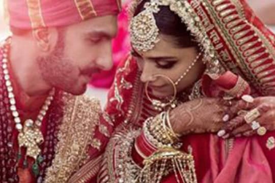 Resmi Rilis, Bahagianya Ranveer dan Deepika Dalam Foto Pernikahan Mereka