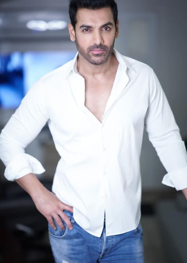John Abraham Ungkapkan Dirinya Tak Tahu Caranya Login Facebook