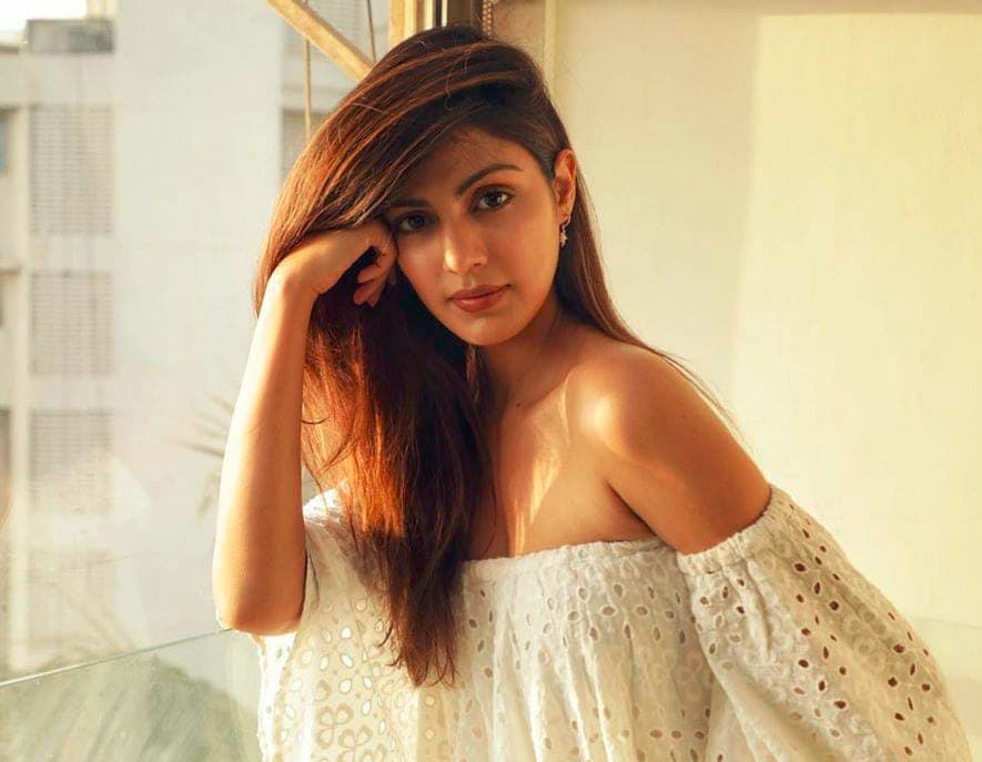 Rhea Chakraborty Tidak Menyebut Nama Siapapun Dalam Penyelidikan Terkait Kasus Narkoba