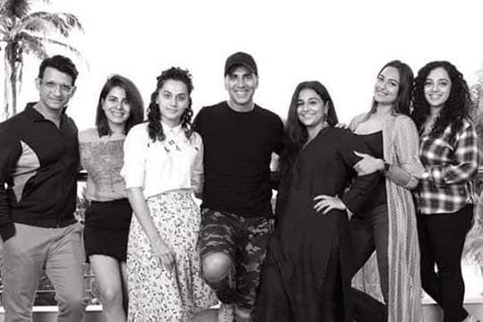 Akshay Kumar dikelilingi Wanita Cantik di Film Selanjutnya