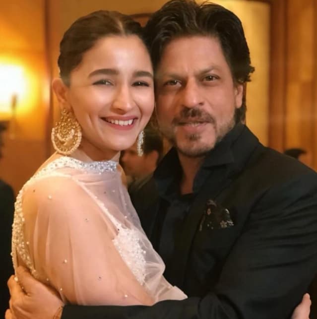 Dikira Tak Hadir, SRK Malah Dikerubungi Penggemar Hadiri Pesta Ranbir - Alia