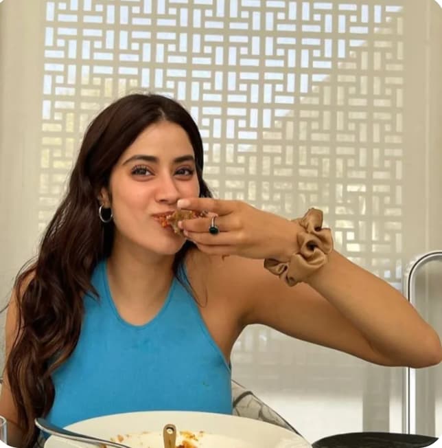 Gak Jaim, Janhvi Kapoor Bagikan Sisi Konyolnya di Instagram