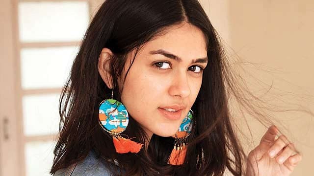 Film Debut Mrunal Thakur Tak Ditonton Satu Orangpun Di India