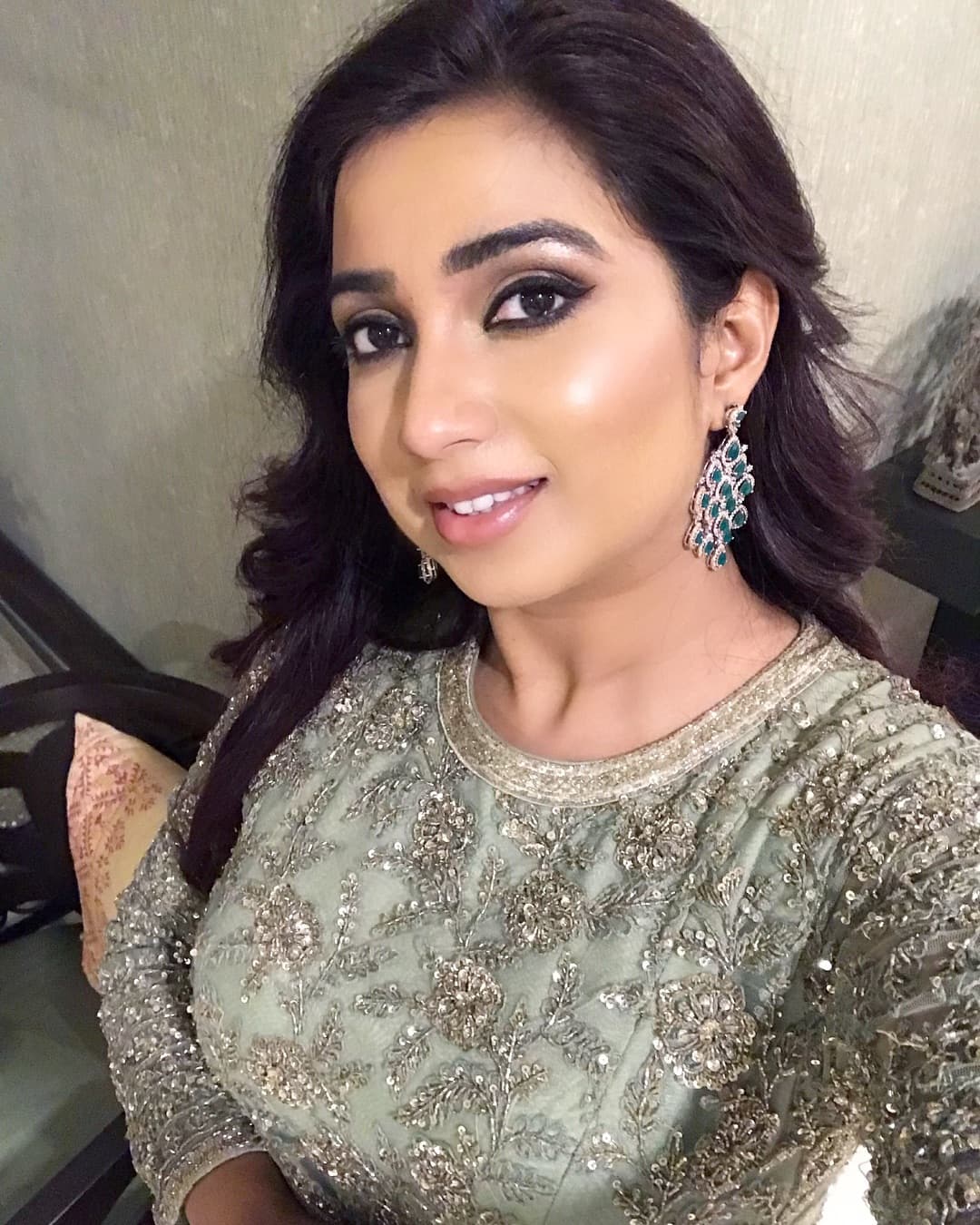 Saking Ngefansnya, Bocah Ini Bersujud Di Depan Shreya Ghoshal