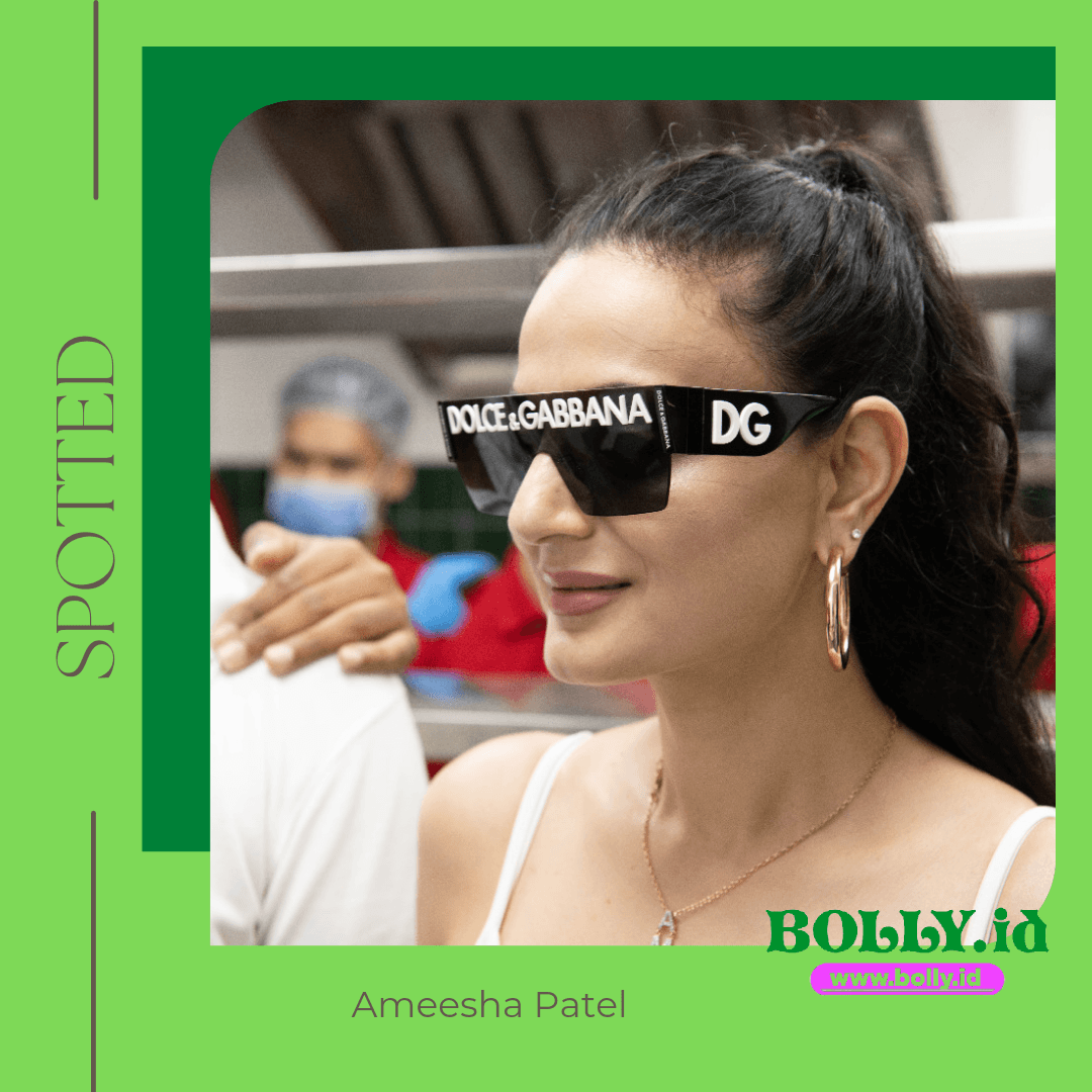 Aamesha Patel Tampil Casual Di Sebuah Acara