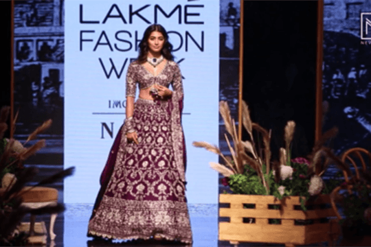 Pooja Hegde Bawakan Rancangan Jayanti Reddy di Lakme Fashion Week 2019