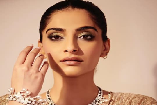 Kicauan Sonam Kapoor Tentang Mr India Banjir Kritikan