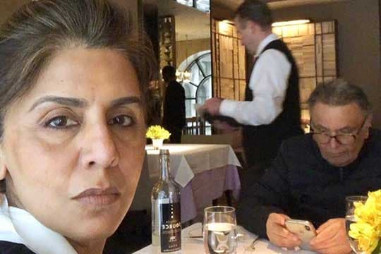 Foto Ini Bukti Bahwa Kecanduan Gadget Tidak Hanya Melanda Generasi Kekinian