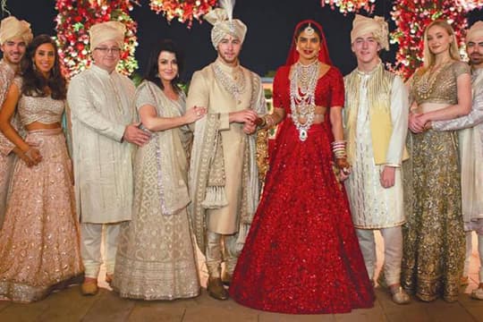 Priyanka Chopra Diterima Keluarga Besar Jonas dengan Senyum Sumringah