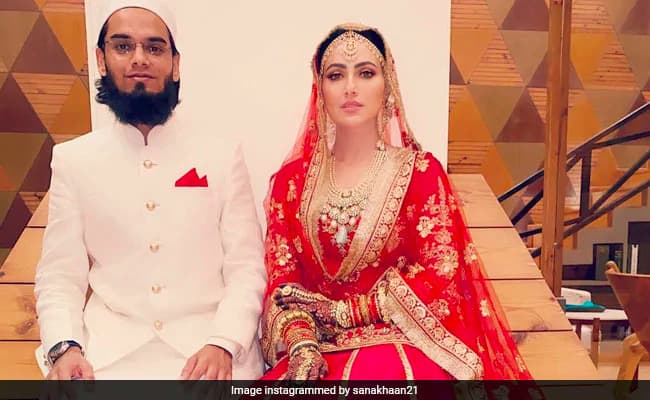 Menikah, Sana Khan Tampil Cantik Dalam Balutan Lehenga Merah
