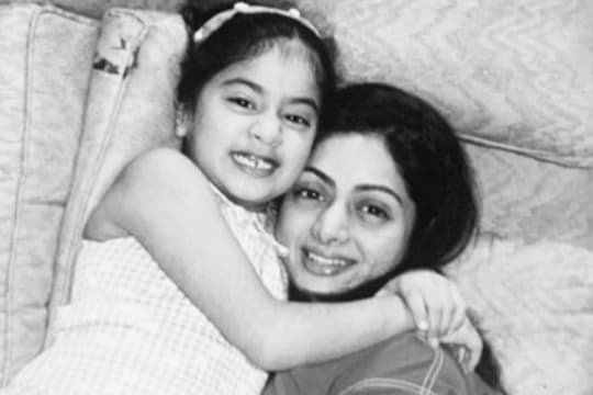 Kenang 2 Tahun Meninggalnya Sri Devi, Janhvi Kapoor: Merindukanmu Setiap Hari