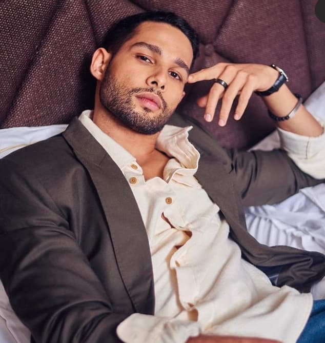 Siddhant Chaturvedi Tolak Bahas Film Gehraiyaan Dengan Sang Ayah