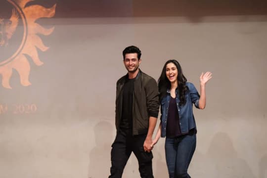 Promosikan Film Shikara, Debutan Adil Khan & Sadia Gandengan Tangan