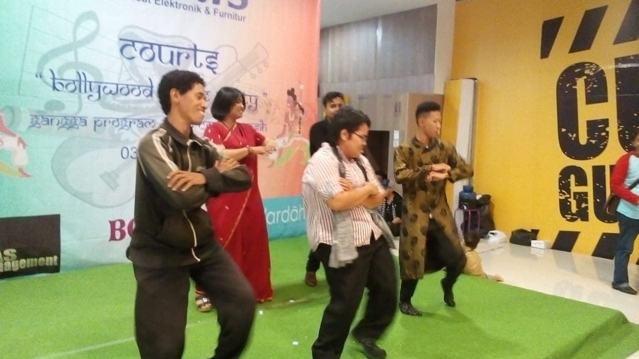 Kemeriahan Bollywood Dance Party di Courts Megastore, Bekasi