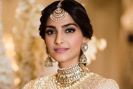 Peduli Korban Perdagangan Manusia, Sonam Kapoor Adakan Makan Malam Amal