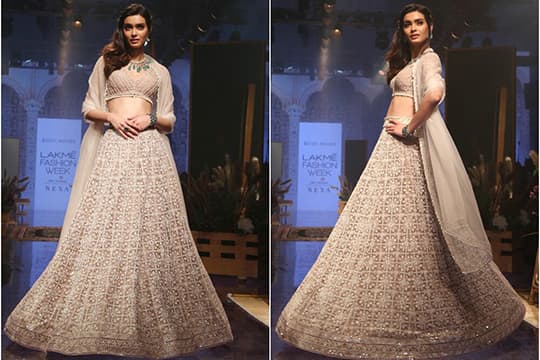 Diana Penty Bawakan Rancangan Riddhi Mehra dalam Lakme Fashion Week 2019
