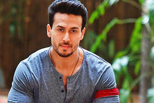 Bintangi Film War, Tiger Shroff Gunakan Senapan Mesin Paling Kuat di Dunia