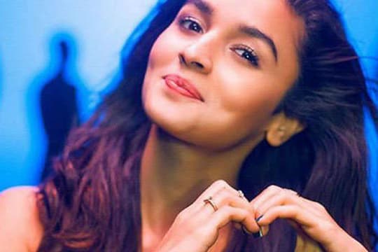 4 Potret Alia Bhatt Kecil yang Mirip dengan Putri Bungsu Indah Kalalo