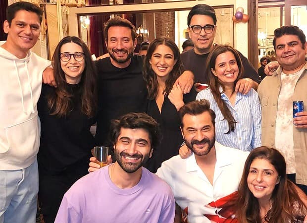 Dibintangi Sara Ali Khan & Karisma Kapoor, Murder Mubarak Tayang Di Netflix